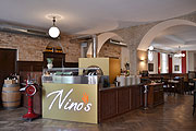 Die mit dem goldenen Pizza-Holzofen: Nino`s Ristorante Bar Pizzeria in München Pasing (©Foto.. Gastro PR)